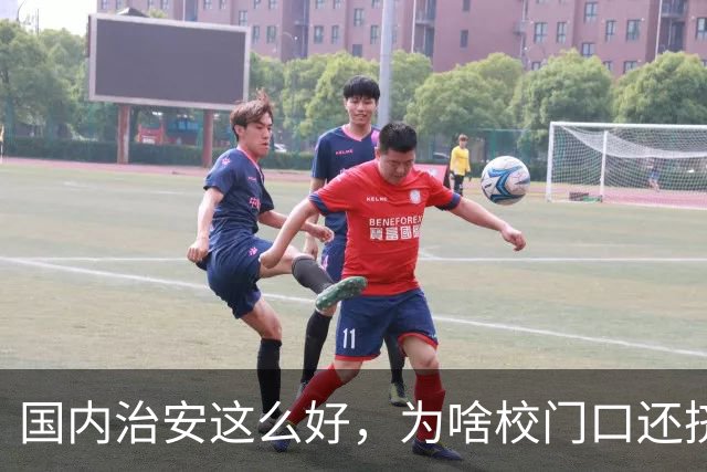 国内治安这么好，为啥校门口还挤满接送孩子的家长？不是家长太焦虑，是时代真的不一样了